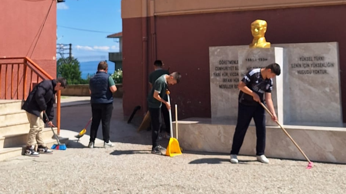 7/A SINIFI ÖĞRENCİLERİMİZDEN ÖRNEK BAHÇE TEMİZLİĞİ